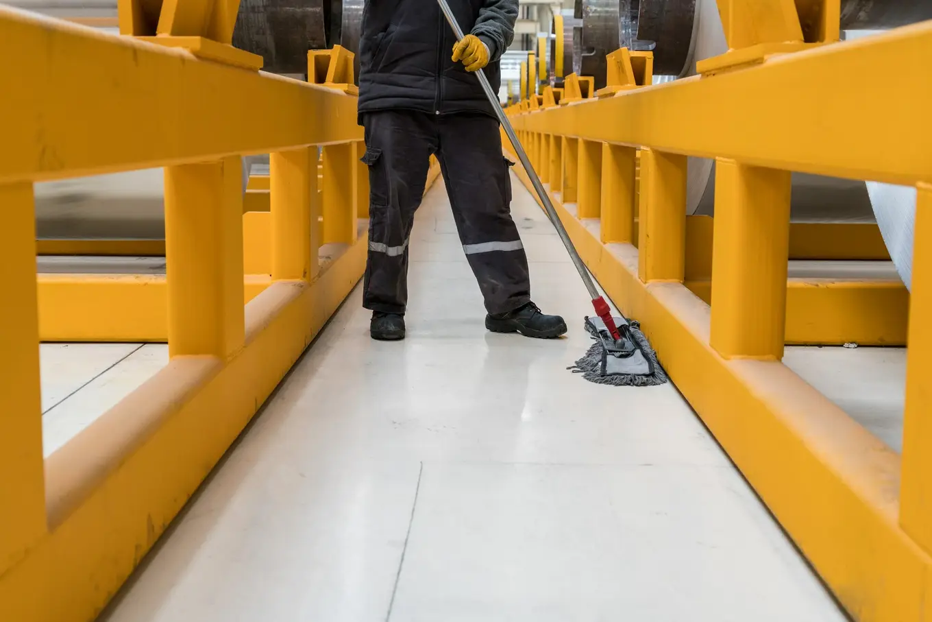 sprzątanie hali przemysłowej